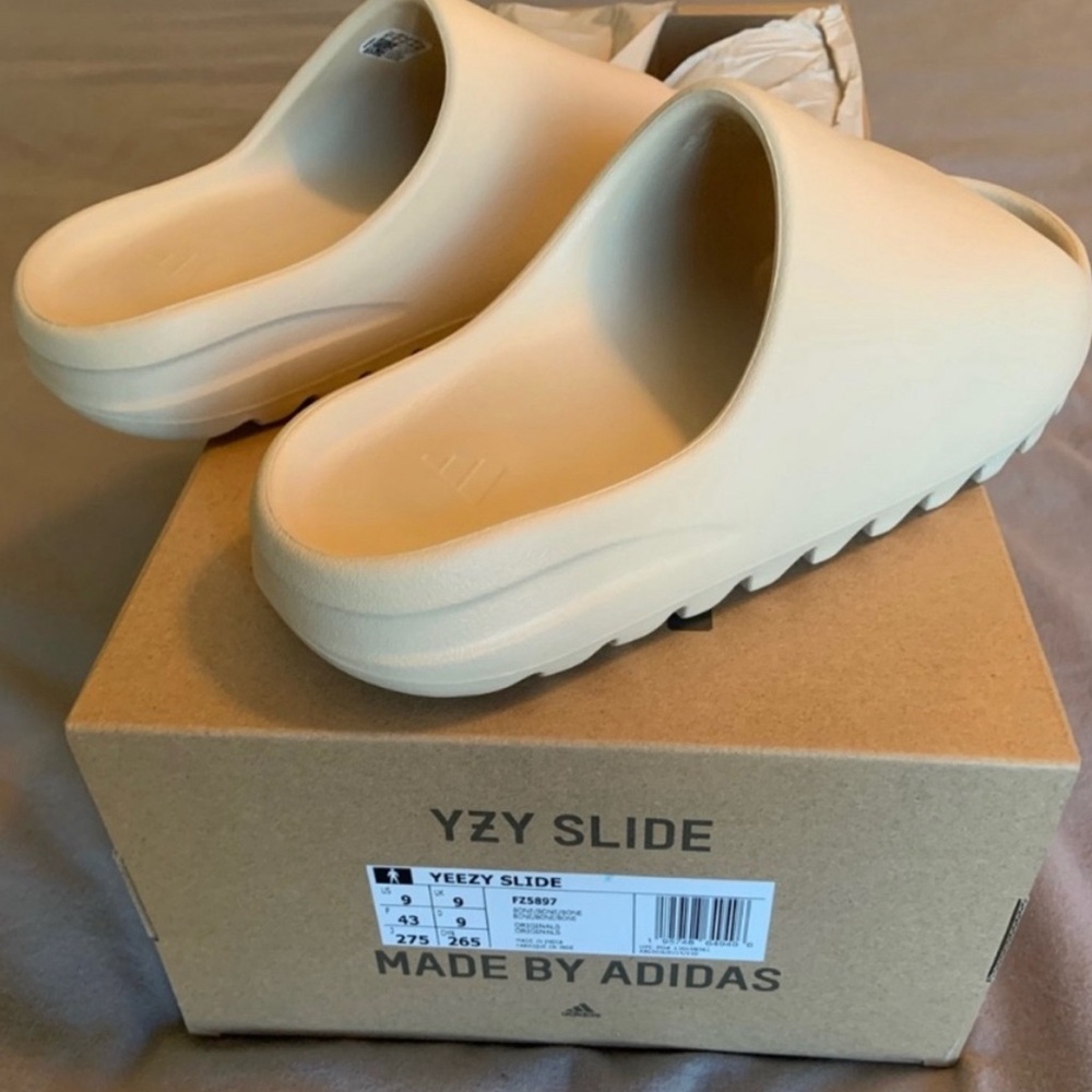 Yeezy Slides brand new comes with box size 9